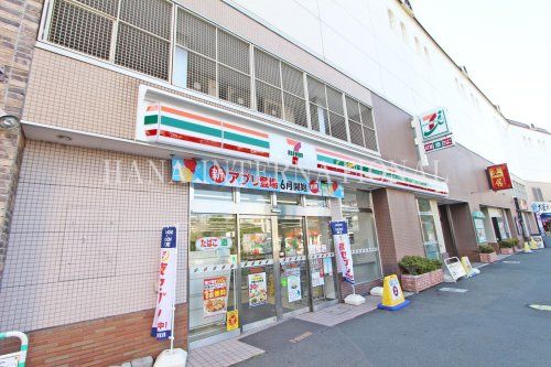 近くのセブンイレブン 狛江駅前店まで874m（徒歩11分）
