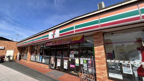 近くのコンビニまで387m（徒歩5分）