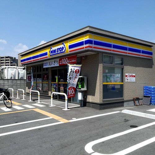 近くのコンビニまで890m（徒歩12分）