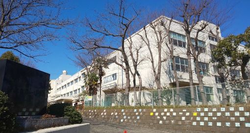 近くの横浜市立港南台第一小学校まで1,416m(徒歩18分)