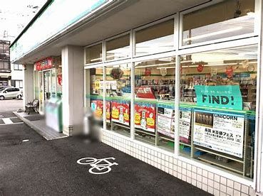 近くのファミリーマート砺波新富店まで1,106m（徒歩14分）