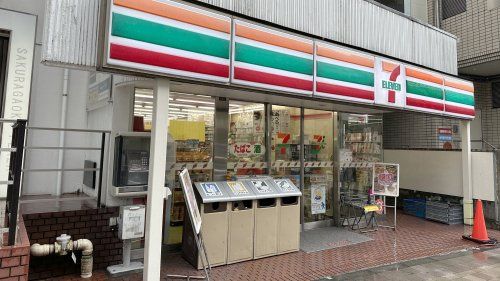 近くのコンビニまで603m（徒歩8分）