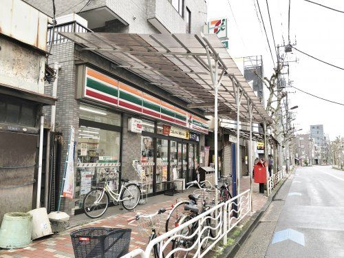 近くのコンビニまで426m（徒歩6分）