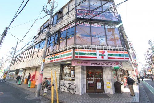 近くのセブン-イレブン越谷駅東口店まで424m(徒歩6分)