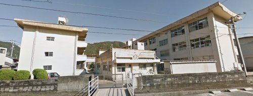 近くの呉市立天応学園まで400m（徒歩5分）