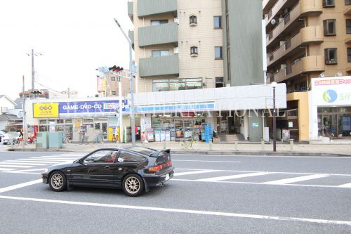 近くのコンビニまで207m（徒歩3分）