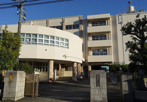 近くの横浜市立六浦中学校まで1,049m（徒歩14分）