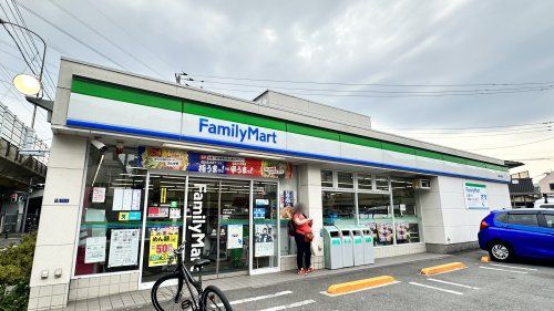 近くのコンビニまで260m（徒歩4分）