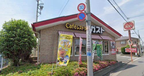 近くの飲食店まで582m（徒歩8分）