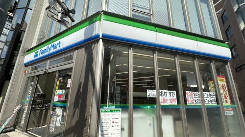 近くのファミリーマート 国立駅南口店まで50m（徒歩1分）