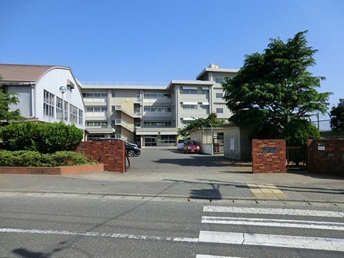 近くの横須賀市立荻野小学校まで467m（徒歩6分）