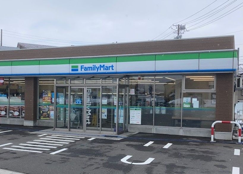 近くのファミリーマート長岡宮栄店まで700m（徒歩9分）