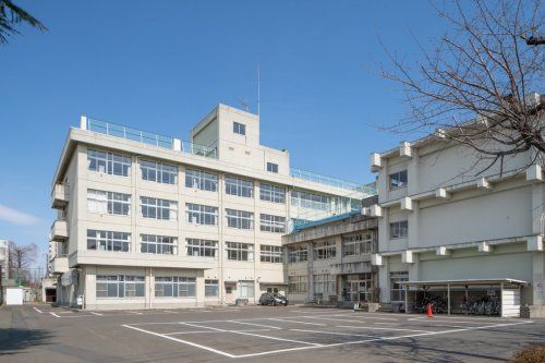 近くの仙台市立東宮城野小学校まで662m(徒歩9分)