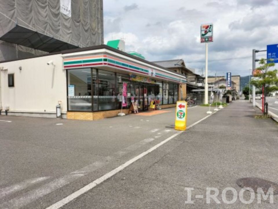 近くのコンビニまで498m（徒歩7分）