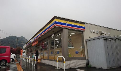 近くのコンビニまで869m（徒歩11分）