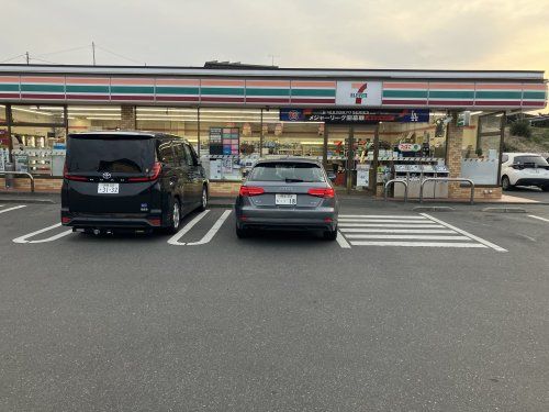 近くのセブンイレブン本庄日の出3丁目店まで542m（徒歩7分）