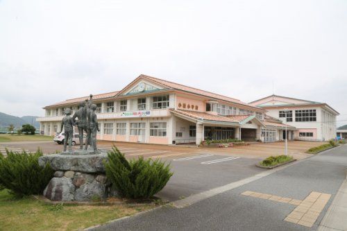 近くの豊岡市立小坂小学校まで2,396m（徒歩30分）