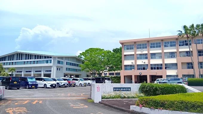 近くの宮崎県立日向高校まで325m(徒歩5分)