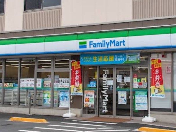 近くのファミリーマート 西東京新町五丁目店まで823m（徒歩11分）