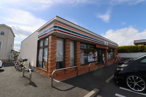 近くのコンビニまで493m（徒歩7分）