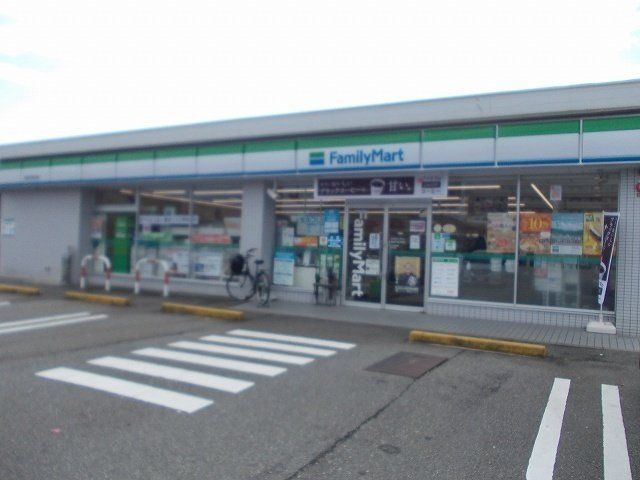 近くのコンビニまで524m（徒歩7分）