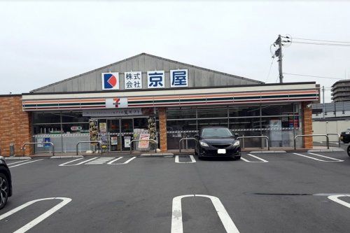 近くのコンビニまで496m（徒歩7分）