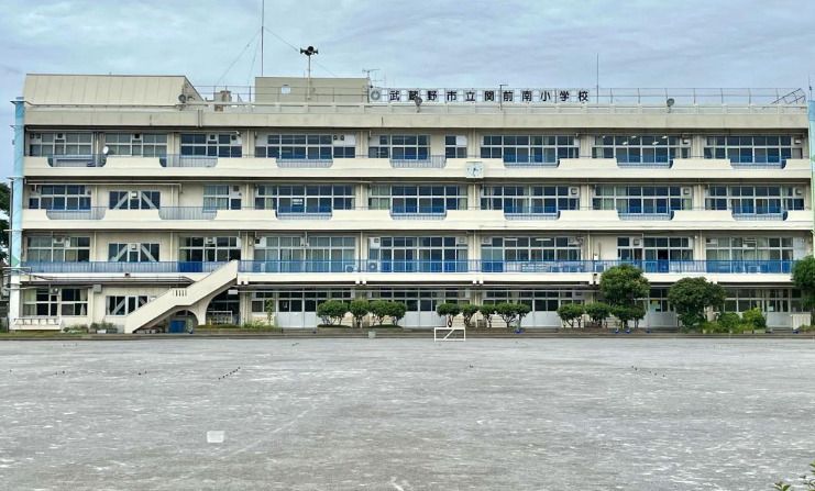 近くの小学校まで590m（徒歩8分）