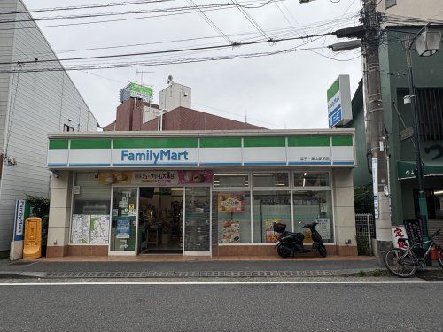近くのファミリーマート 逗子・葉山駅前店まで714m(徒歩9分)