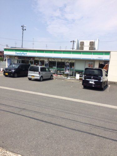 近くのファミリーマート門真桑才店まで403m（徒歩6分）