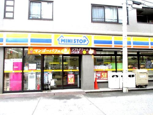 近くのミニストップ 松本町３丁目店まで623m（徒歩8分）