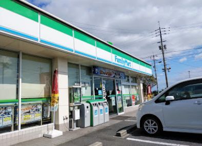 近くのコンビニまで726m（徒歩10分）