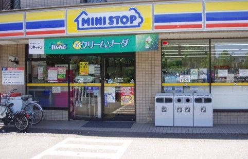 近くのミニストップ 杉並成田西店まで590m(徒歩8分)