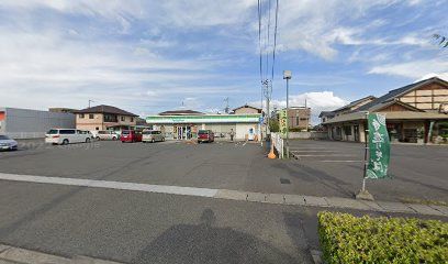 近くのファミリーマート レインボー通り店まで556m（徒歩7分）