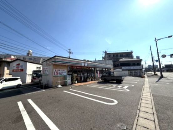 近くのセブンイレブンまで1,068m（徒歩14分）