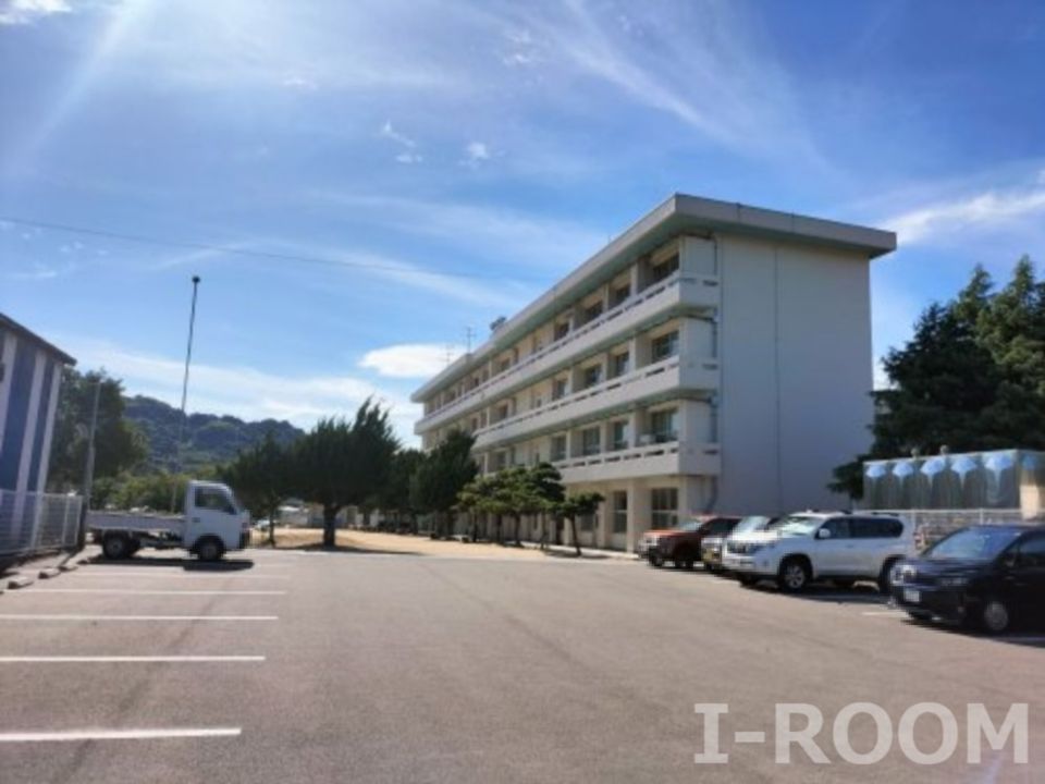近くの砥部町立麻生小学校まで1,308m(徒歩17分)