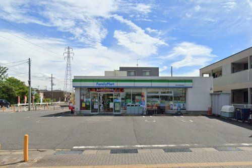 近くのコンビニまで557m（徒歩7分）