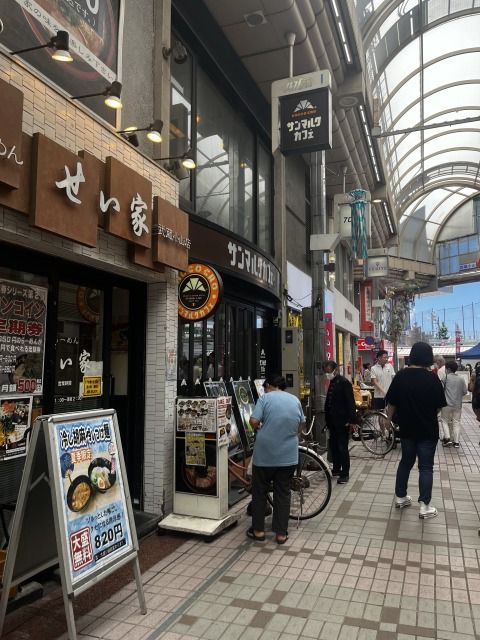 近くの飲食店まで805m（徒歩11分）