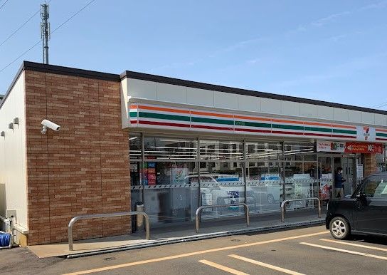 近くのセブンイレブン長岡北中学校前店まで437m（徒歩6分）