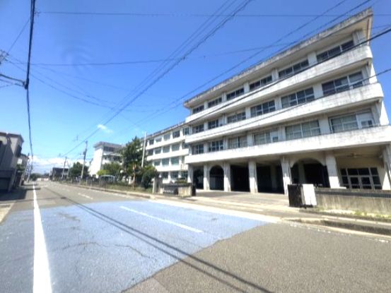 近くの徳島市立川内中学校まで2,141m（徒歩27分）