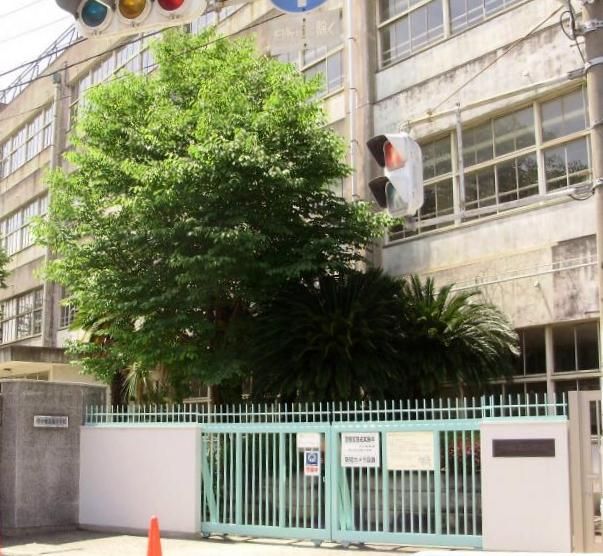 近くの南小学校まで575m（徒歩8分）