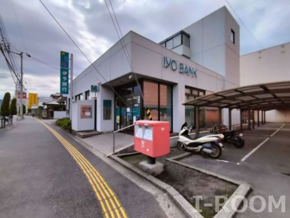 近くの伊予銀行石井支店まで657m（徒歩9分）