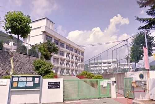 近くの神戸市立谷上小学校まで869m（徒歩11分）