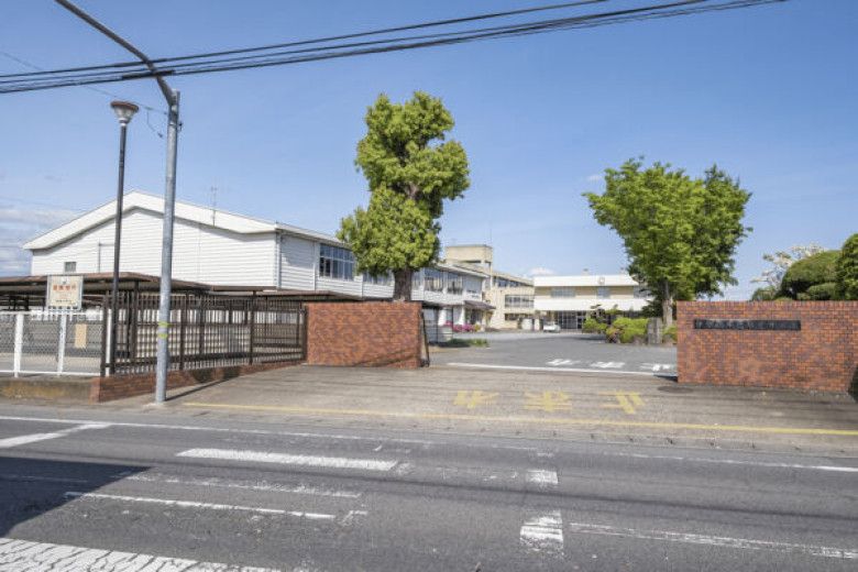 近くの伊勢崎市立殖蓮中学校まで843m（徒歩11分）