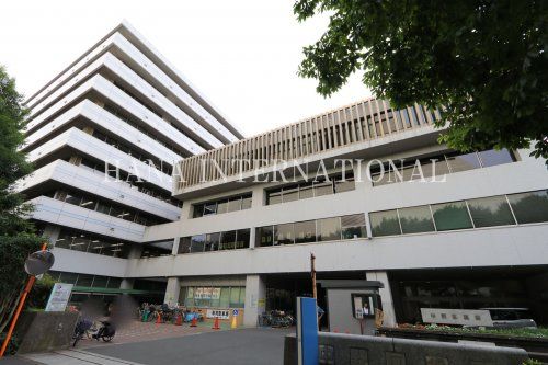 近くの中野区役所まで732m（徒歩10分）