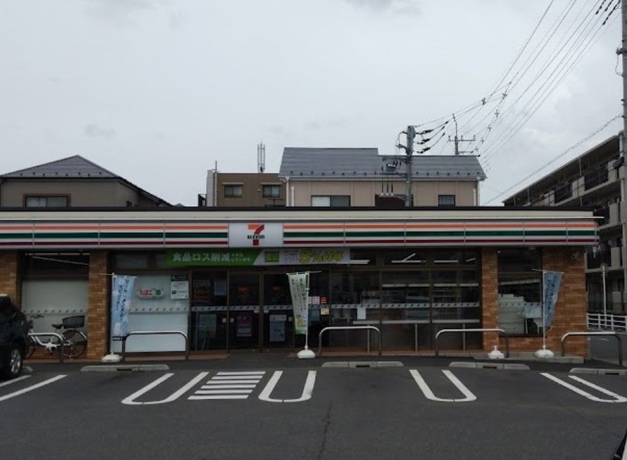 近くのコンビニまで457m（徒歩6分）