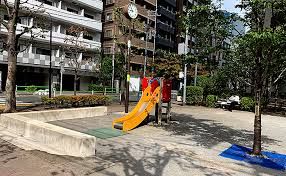 近くの南浜町児童遊園まで596m（徒歩8分）