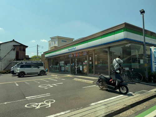 近くのファミリーマート さいたま栄和五丁目店まで386m（徒歩5分）