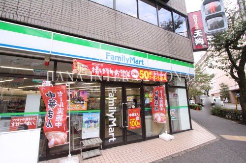 近くのファミリーマートまで753m（徒歩10分）