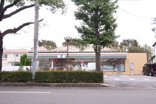 近くのセブンイレブンまで633m（徒歩8分）