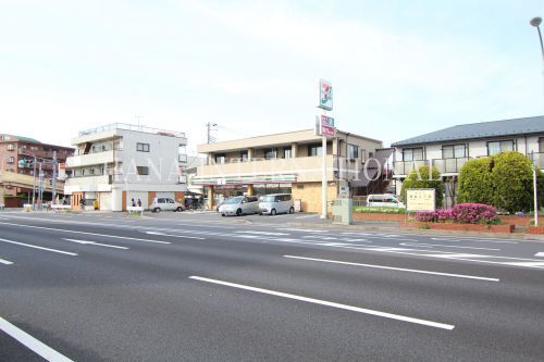 近くのコンビニまで308m（徒歩4分）